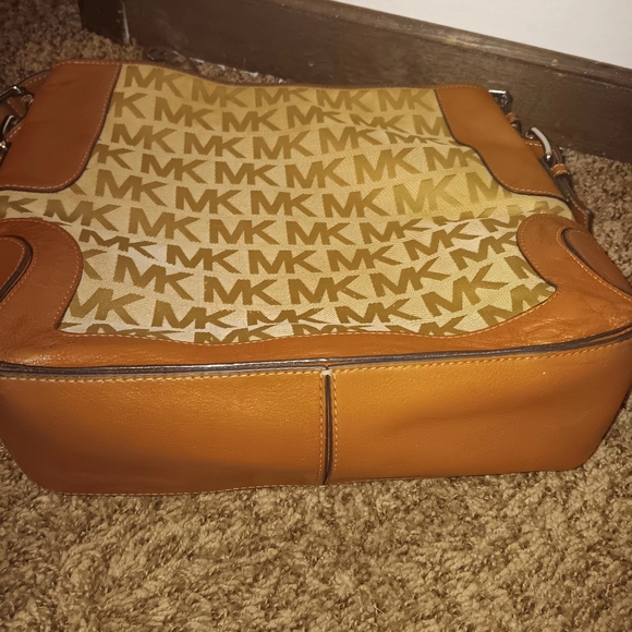 Michael Kors handbag pre loved - Picture 5 of 5